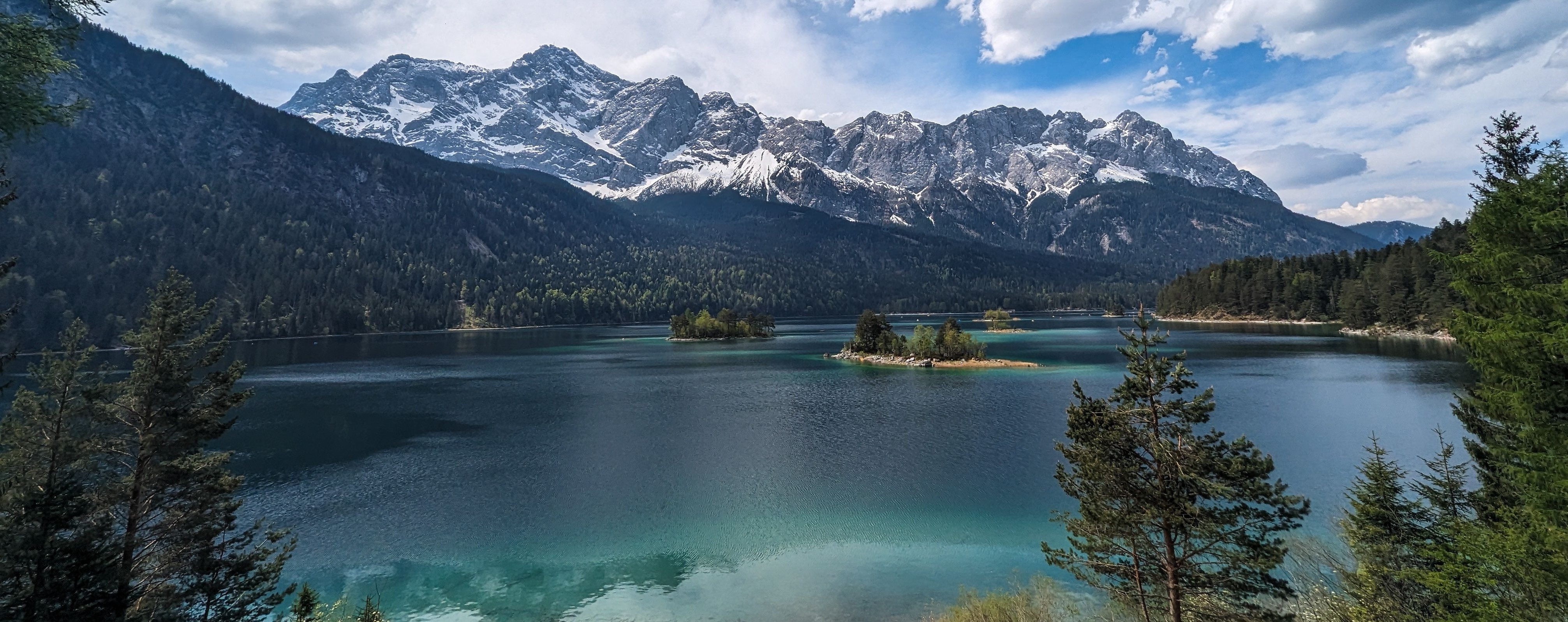 Alpensee mit Bergpanorama